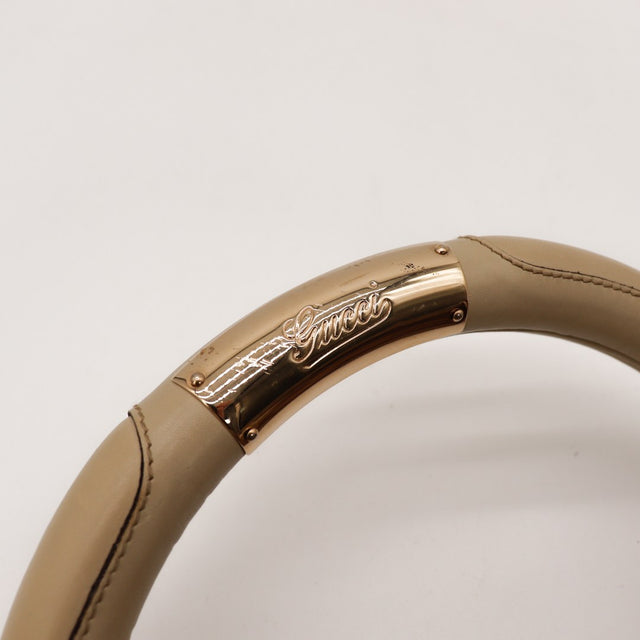 Detail poignee rigide Gucci Indy Hobo plaque doree signee Gucci cuir beige — AMANA Vintage