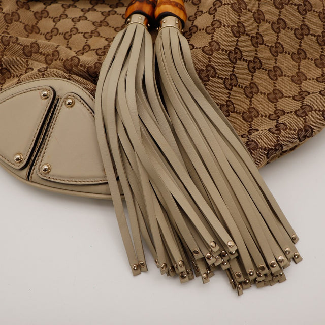 Detail glands cuir beige et perles bambou Gucci Indy Hobo occasion — AMANA Vintage