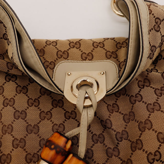 Detail fermoir et ouverture Gucci Indy Hobo toile GG Canvas beige — AMANA Vintage