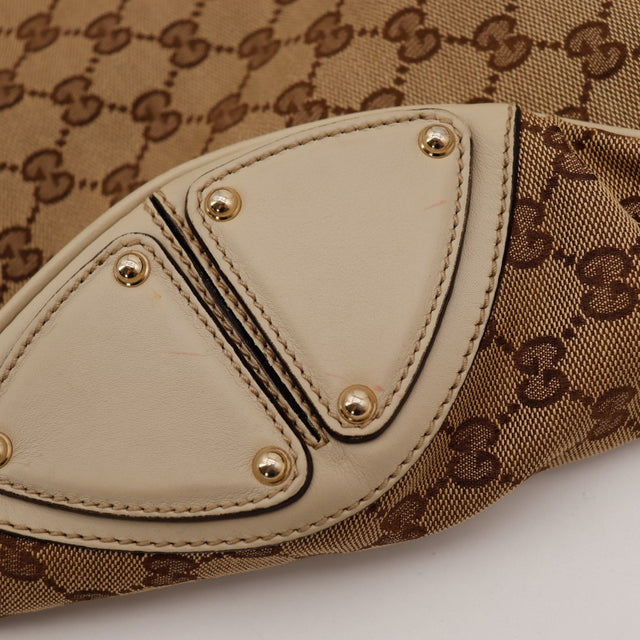 Detail coin cuir beige Gucci Indy Hobo traces de contact occasion — AMANA Vintage