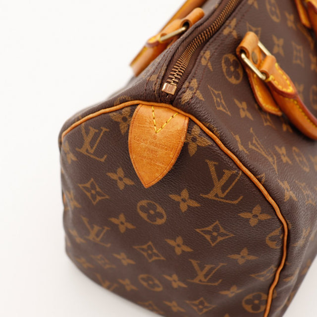 Détail coin inférieur et languette Louis Vuitton Speedy 30 — AMANA Vintage