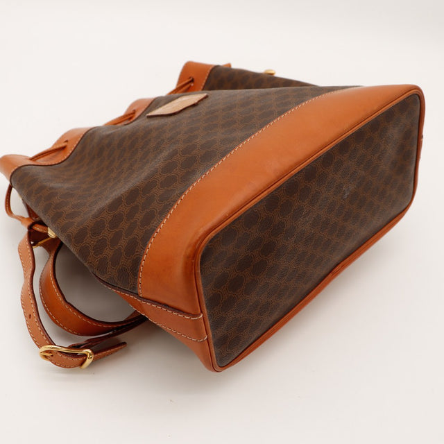 Vue du dessous sac seau Céline Macadam angle incliné cuir et toile — AMANA Vintage
