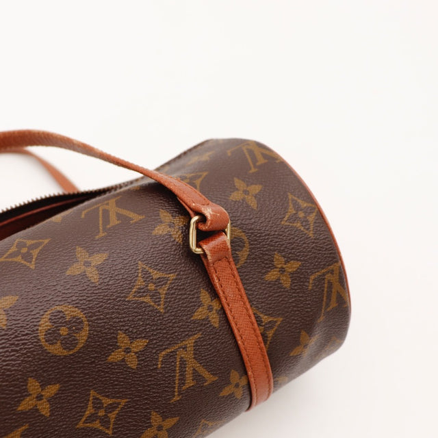 Détail de l'argenterie dorée Louis Vuitton Papillon 26 Toile Monogramme occasion authentique — AMANA Vintage