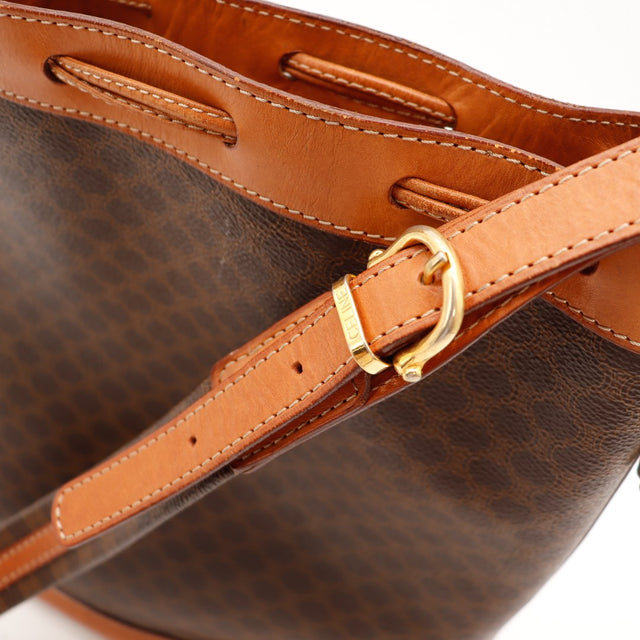 Détail boucle réglable dorée bandoulière cuir Celine Seau Macadam — AMANA Vintage