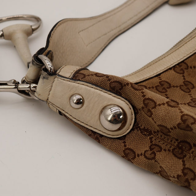 Detail attache cuir ivoire et rivets Gucci Hobo Horsebit — AMANA Vintage