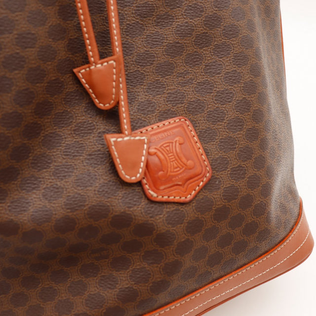 Détail logo Celine Paris écusson cuir cognac Macadam — AMANA Vintage