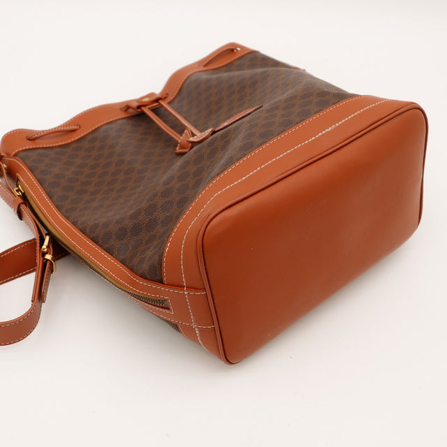 Vue dessous sac seau Celine Macadam cuir cognac — AMANA Vintage