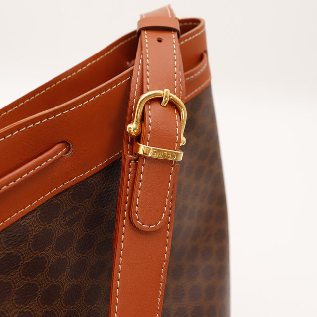 Détail boucle réglage bandoulière dorée Celine Macadam — AMANA Vintage