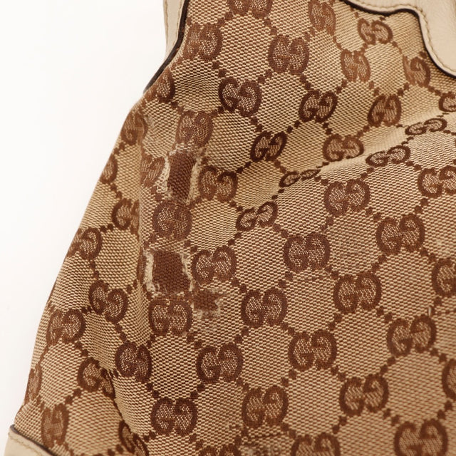 Detail bordures cuir beige Gucci Indy Hobo occasion authentique — AMANA Vintage
