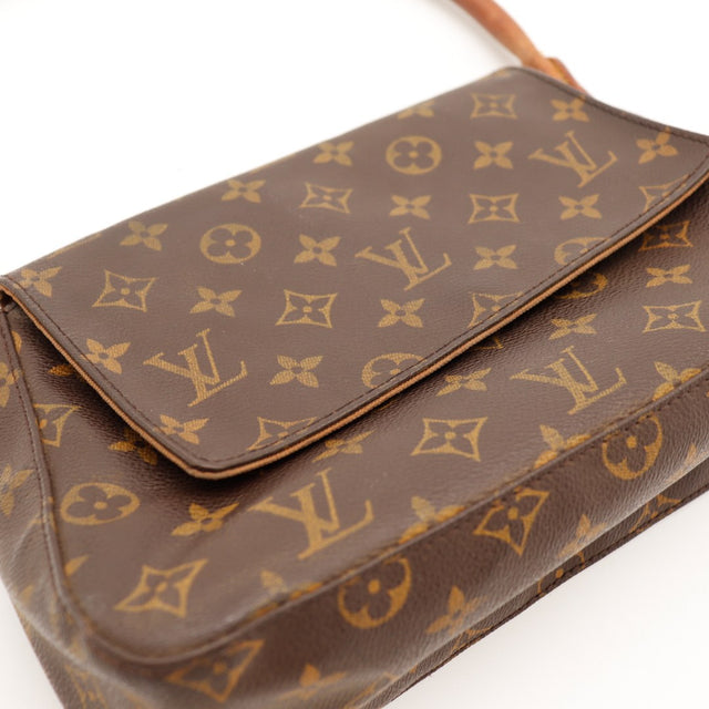 Détail rabat et toile Monogramme Louis Vuitton Mini Looping — AMANA Vintage