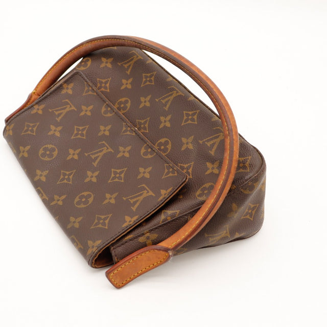 Vue oblique Louis Vuitton Mini Looping anse tube vachette patine — AMANA Vintage