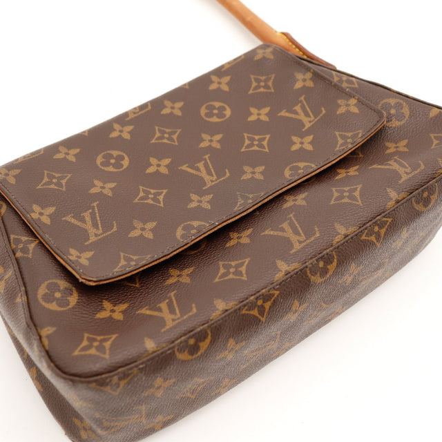 Détail rabat et canvas Louis Vuitton Looping MM — AMANA Vintage
