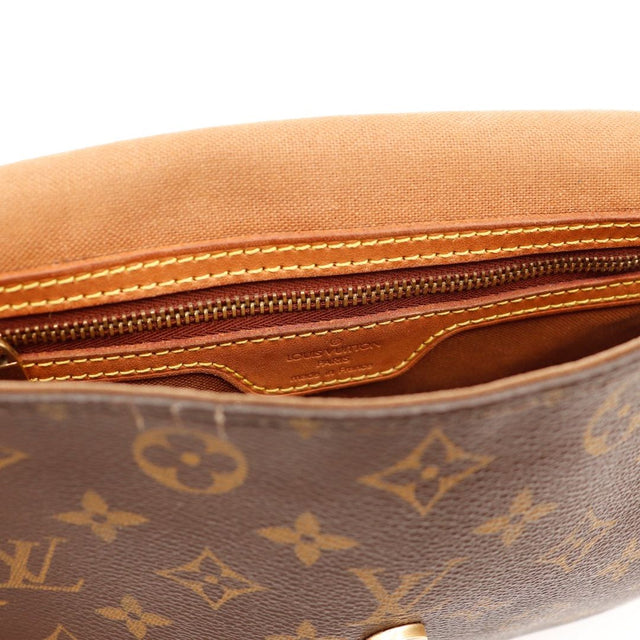 Détail zip latéral et cuir vachette Louis Vuitton Looping MM — AMANA Vintage