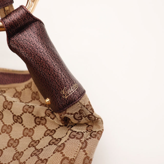 Vue de côté Gucci Hobo Bambou toile monogrammée beige occasion authentique — AMANA Vintage