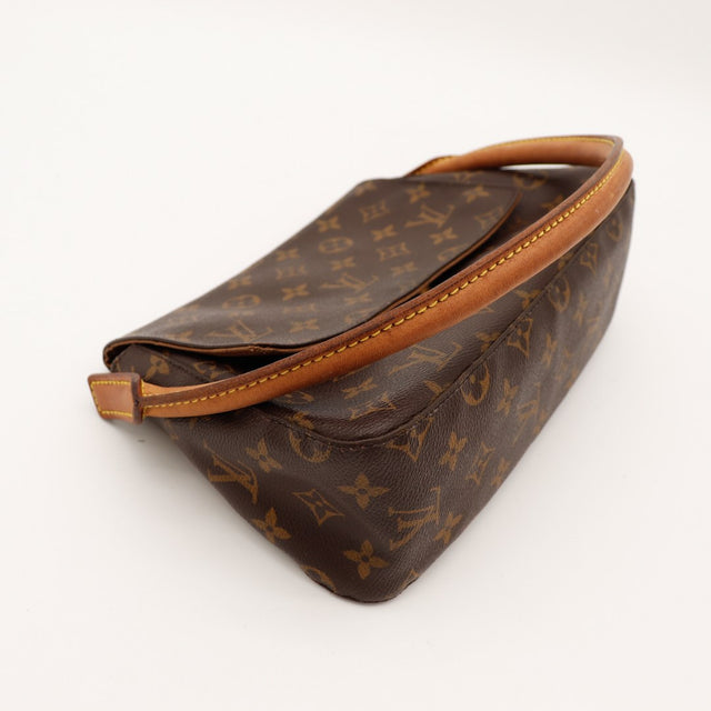 Vue de dessus Louis Vuitton Looping MM posé patine vachette caramel — AMANA Vintage