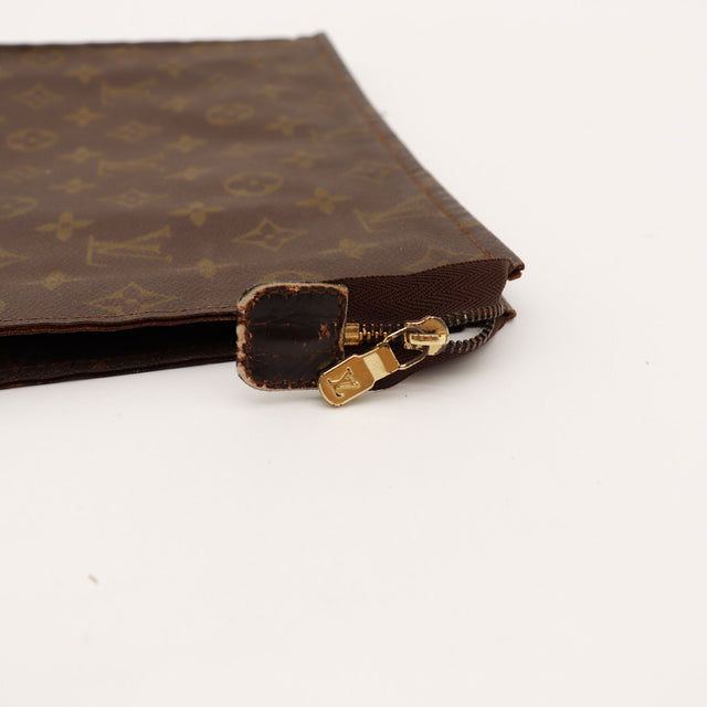 Détail zip et tirette en cuir usée Trousse de Toilette 26 Louis Vuitton — AMANA Vintage