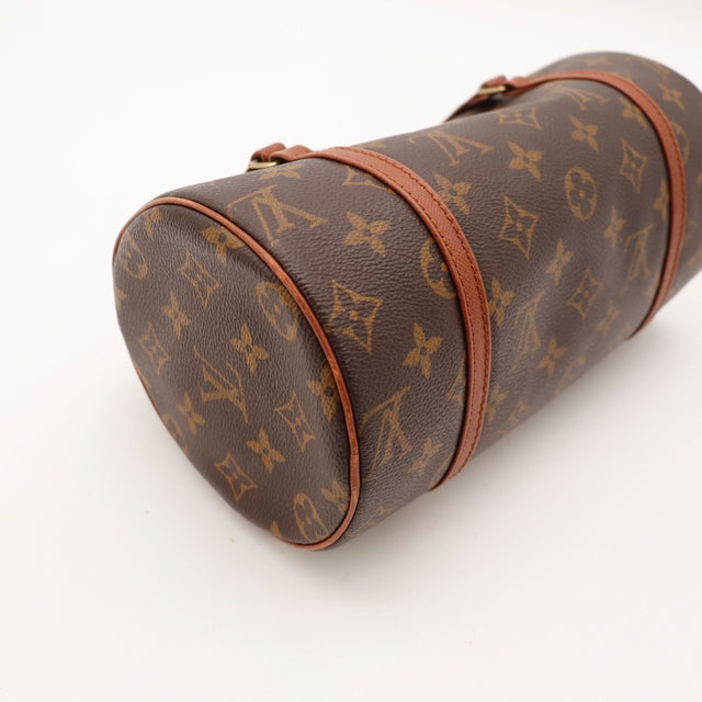 Vue de détail des bordures Louis Vuitton Papillon 26 Toile Monogramme occasion authentique — AMANA Vintage