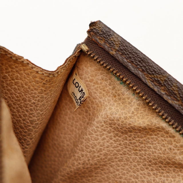 Détail intérieur zip avec vert-de-gris Trousse de Toilette 26 Louis Vuitton — AMANA Vintage