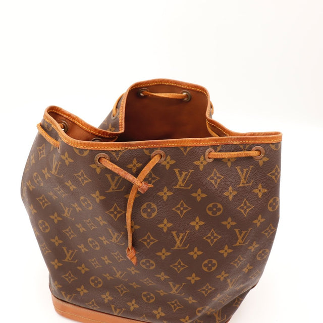 Gros plan du coin inférieur Louis Vuitton Noé Toile Monogramme occasion authentique — AMANA Vintage