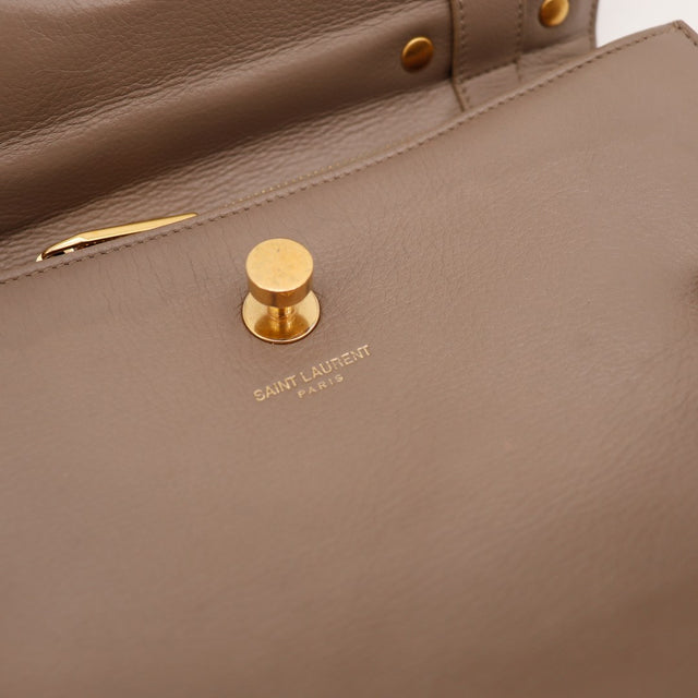 Détail fermoir twist lock Saint Laurent Muse Two plaquage usé — AMANA Vintage