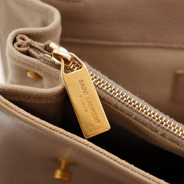 Détail coin inférieur Saint Laurent Muse Two cuir grené et pieds dorés — AMANA Vintage