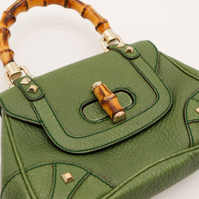 Détail fermoir piston bambou et rivets dorés sac Gucci vert — AMANA Vintage