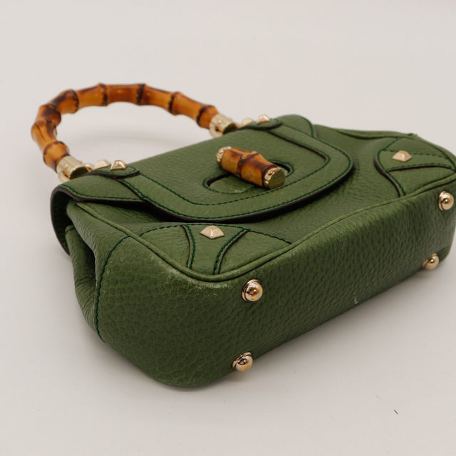 Détail coins inférieurs et pieds sac Gucci cuir grené vert — AMANA Vintage