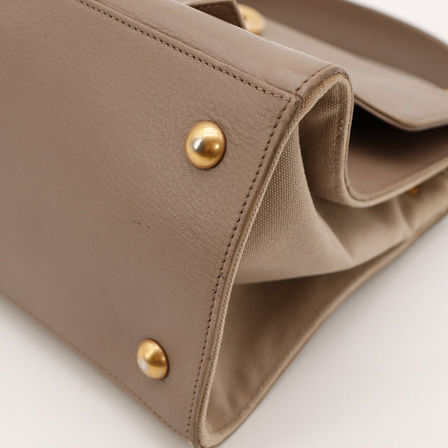 Détail rivet bouton-pression Saint Laurent Muse Two cuir grené taupe — AMANA Vintage