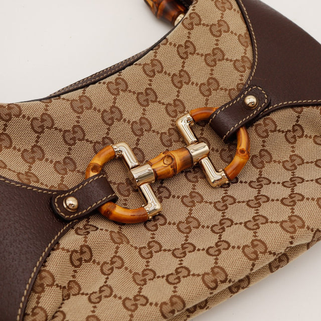 Détail fermoir piston bambou Gucci Hobo toile monogrammée — AMANA Vintage