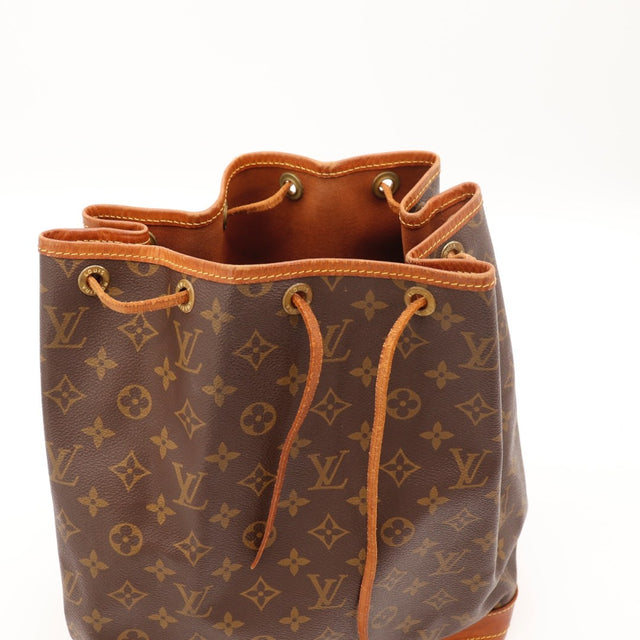 Détail du fond en cuir Louis Vuitton Noé Toile Monogramme occasion authentique — AMANA Vintage