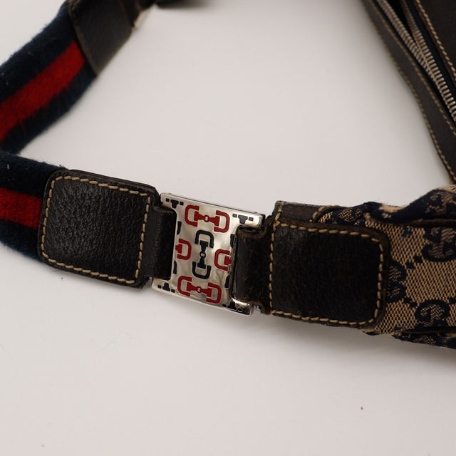 Detail boucle et bande Web Gucci Hobo avec cuir usé — AMANA Vintage