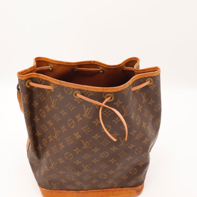 Détail des coins Louis Vuitton Noé Toile Monogramme occasion authentique — AMANA Vintage