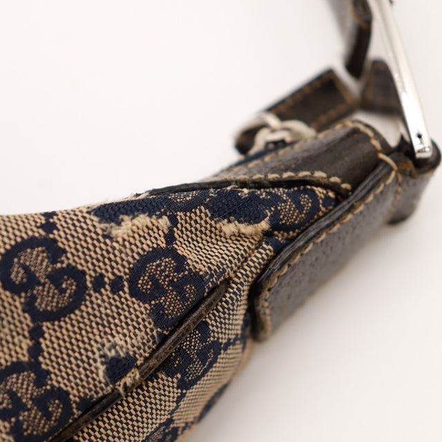 Detail déchirure canvas Gucci Hobo Web au point d'attache anse — AMANA Vintage
