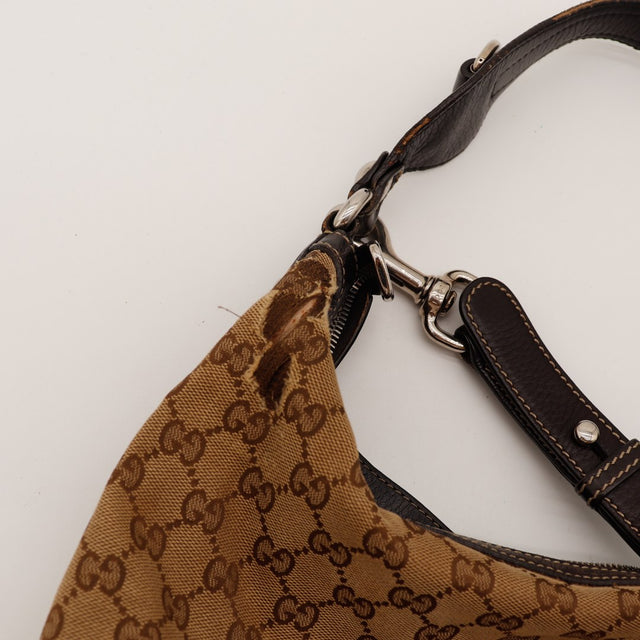 Détail tache brune sur la toile Gucci Hobo près de la fermeture éclair — AMANA Vintage