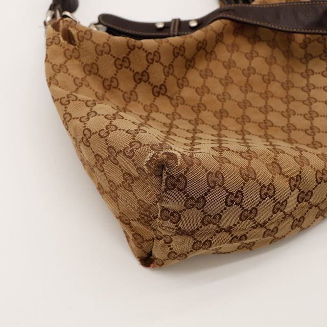 Détail coin inférieur droit sac Gucci Hobo usure toile monogrammée — AMANA Vintage