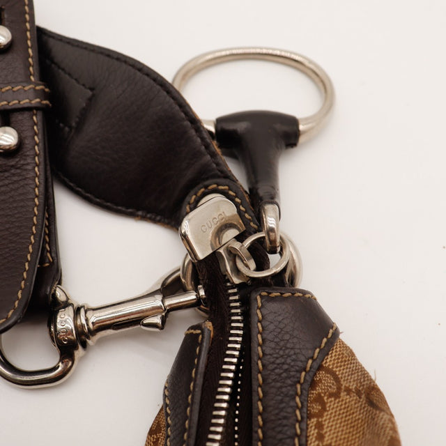 Détail fermoir zip et anneau argenté Gucci Hobo — AMANA Vintage