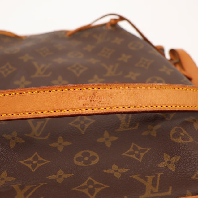 Vue d'ensemble portée Louis Vuitton Noé Toile Monogramme marron occasion authentique — AMANA Vintage