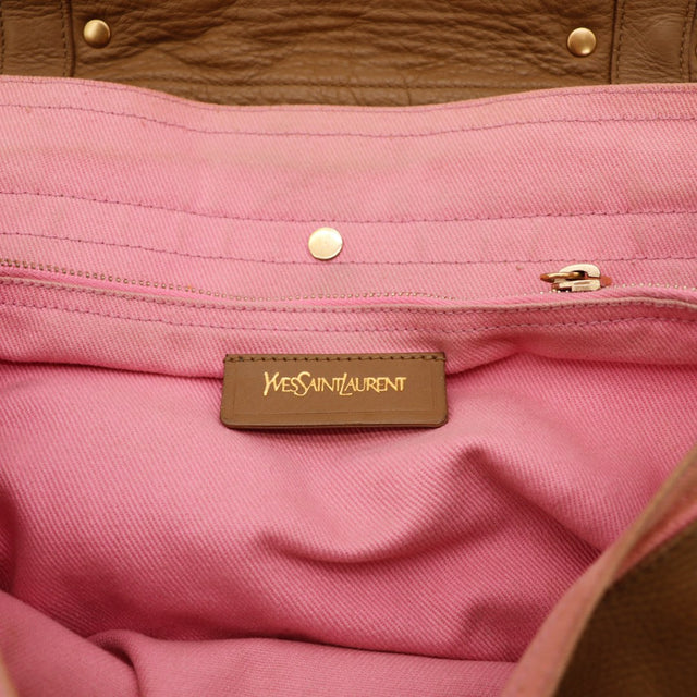 Détail coin inférieur sac YSL Muse cuir grainé frottements visibles — AMANA Vintage
