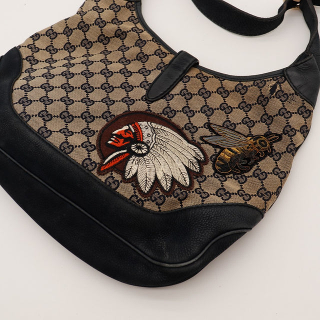 Détail broderies chef amérindien et abeille toile monogrammée Gucci New Jackie — AMANA Vintage