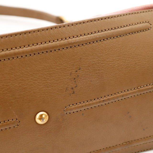 Détail côté sac YSL Muse griffures et frottements sur le cuir grainé — AMANA Vintage