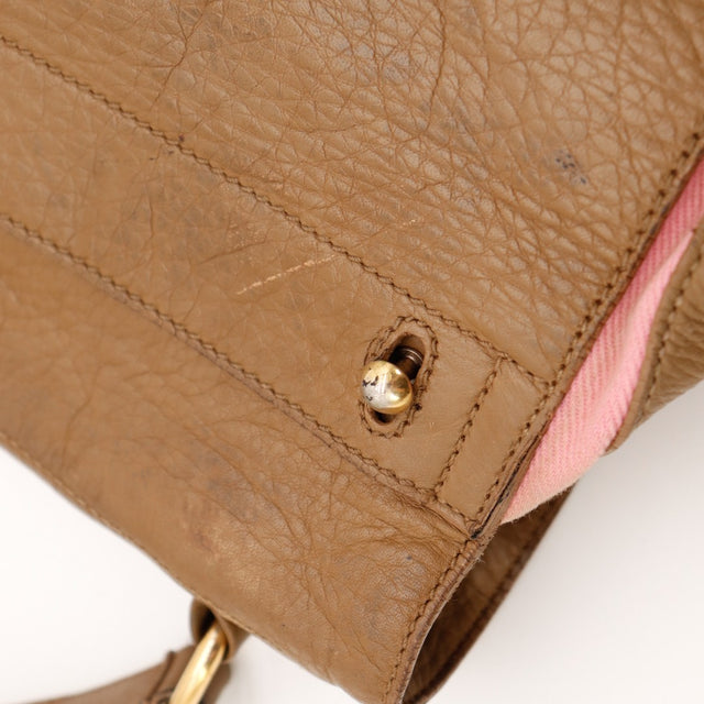 Détail zone latérale basse sac Yves Saint Laurent Muse traces sur le cuir — AMANA Vintage