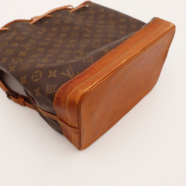 Détail de la ficelle et des œillets Louis Vuitton Noé Toile Monogramme occasion authentique — AMANA Vintage