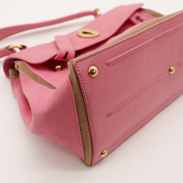 Vue angle bas sac Yves Saint Laurent Muse rose cuir grainé — AMANA Vintage