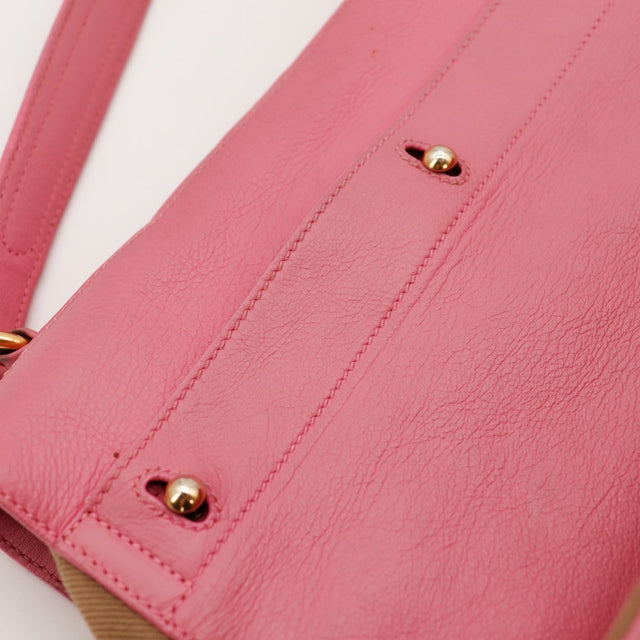 Détail cuir côté sac Yves Saint Laurent Muse rose — AMANA Vintage