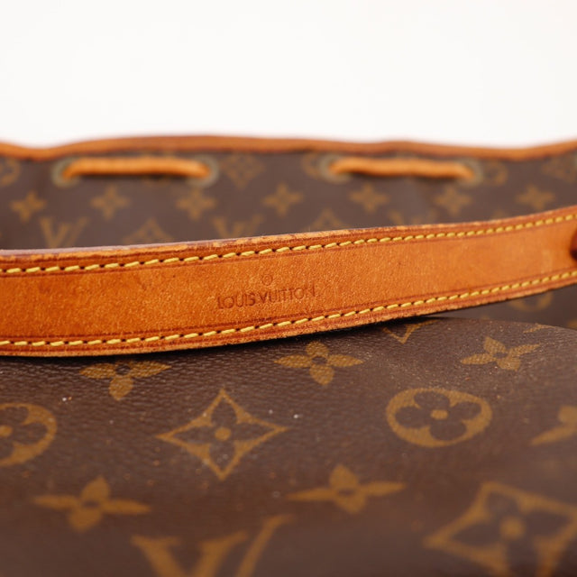 Détail des œillets Louis Vuitton Noé Toile Monogramme occasion authentique — AMANA Vintage