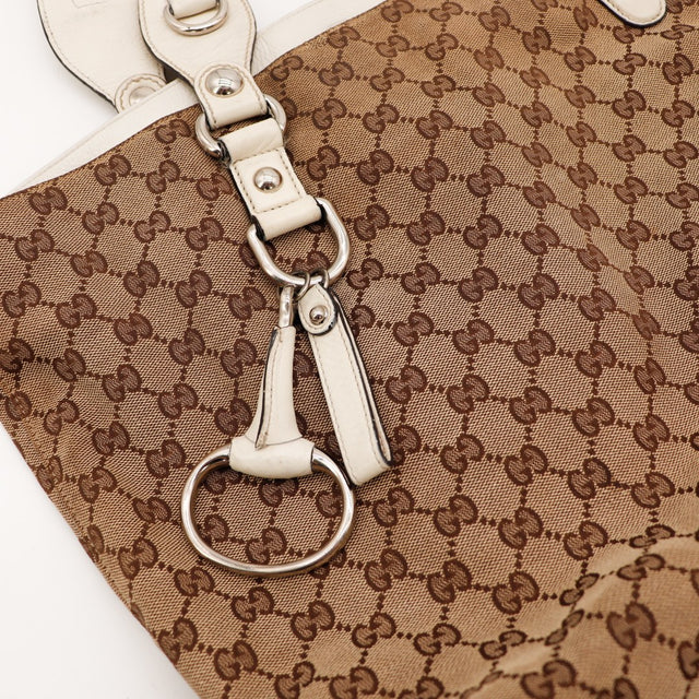 Detail boucle horsebit argentee Gucci sur toile GG Canvas beige — AMANA Vintage