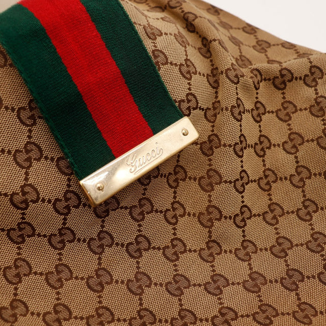 Détail ruban Web vert rouge Gucci et plaque dorée sur Hobo Web occasion — AMANA Vintage