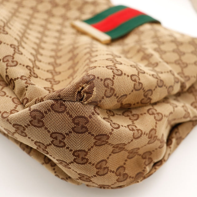 Détail coin inférieur Gucci Hobo Web légères traces d'usure occasion — AMANA Vintage