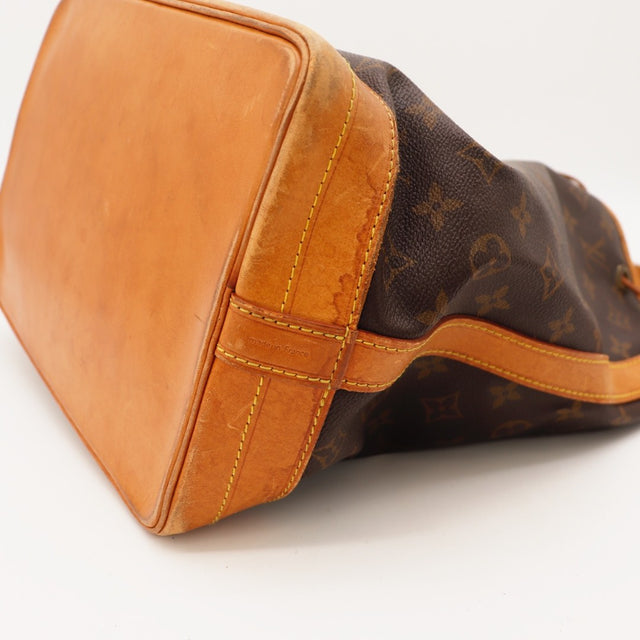 Détail des œillets Louis Vuitton Noé Toile Monogramme occasion authentique — AMANA Vintage