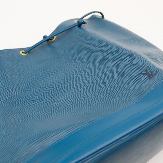 Detail trou doublure interieure Louis Vuitton Noe Epi bleu — AMANA Vintage